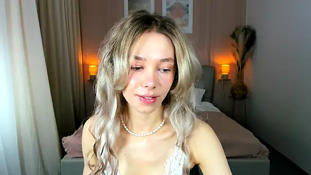 Snapshot of LuluAlis chatting on May 4, 2026, 1:03 pm LuluAlis online show from May 4, 2026, 1:03 pm