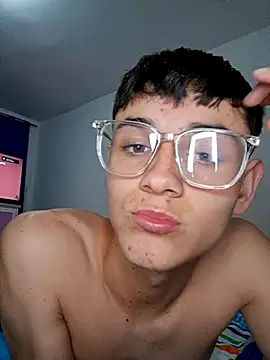 AxelKiran online show from April 19, 2026, 1:28 am