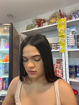 Snapshot of Bella-Ferrer chatting on June 17, 2026, 6:07 pm Bella-Ferrer online show from June 17, 2026, 6:07 pm