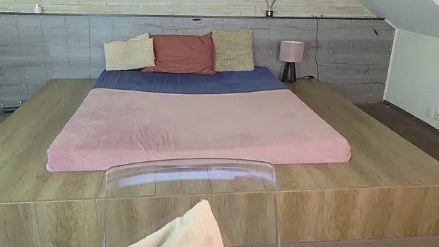 IceBlueBabe online show from May 7, 2026, 7:17 pm