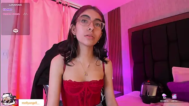 Snapshot of Molly_A chatting on July 21, 2026, 3:35 pm Molly A online show from July 21, 2026, 3:35 pm