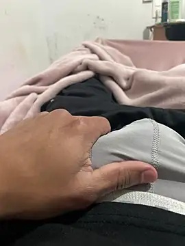 Snapshot of LeiAaron9810 chatting on March 11, 2026, 11:21 pm LeiAaron9810 online show from March 11, 2026, 11:21 pm