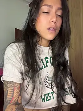 Twoshotsparty420 online show from April 28, 2026, 2:54 pm