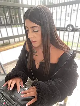 Electra Pinkk online show from April 15, 2026, 8:09 pm