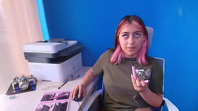 PinkyyPieee  online show from April 8, 2026, 3:02 pm