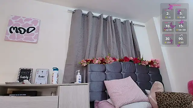 Snapshot of Isabella_Roses_ chatting on July 17, 2026, 11:46 pm Isabella Roses online show from July 17, 2026, 11:46 pm