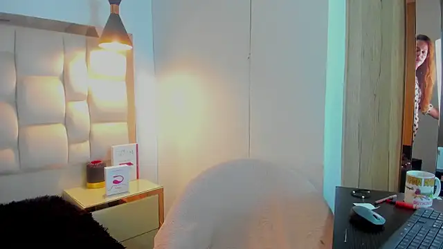 Helenn Moore online show from April 28, 2026, 1:37 pm