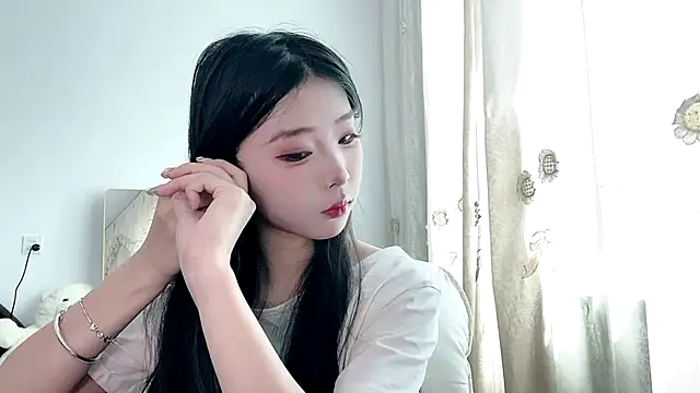 yiyibaby2026 online show from May 5, 2026, 2:47 am