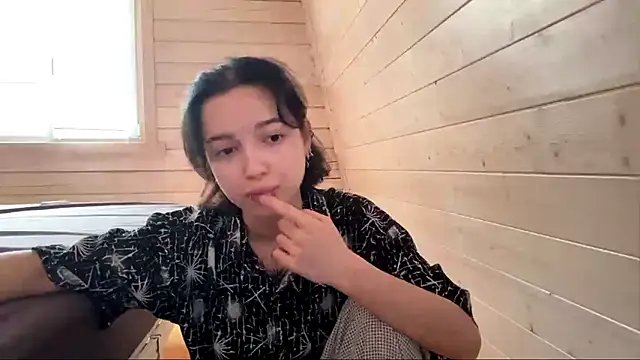 Snapshot of KateMiragee chatting on March 23, 2026, 8:03 am KateMiragee online show from March 23, 2026, 8:03 am
