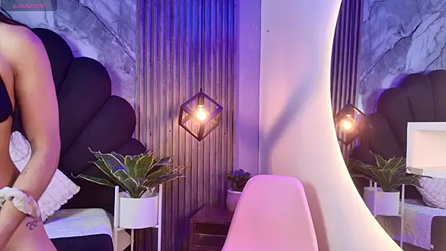  charlotte quee  online show from April 27, 2026, 1:42 pm