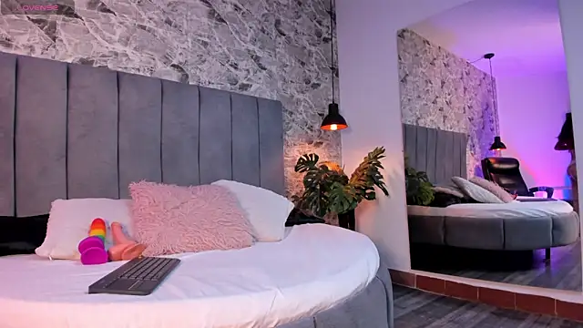 sofi wiliiams2 online show from April 26, 2026, 7:33 pm