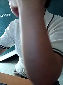 Sunny-yy online show from May 4, 2026, 12:47 am