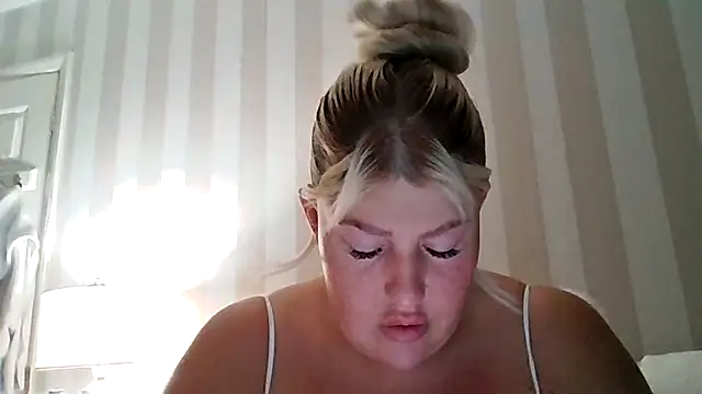 Snapshot of Lexi_Laura chatting on April 18, 2026, 8:20 pm Lexi Laura online show from April 18, 2026, 8:20 pm