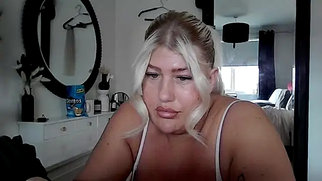 Snapshot of Lexi_Laura chatting on April 3, 2026, 12:11 pm Lexi Laura online show from April 3, 2026, 12:11 pm
