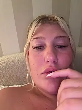 Snapshot of Lexi_Laura chatting on April 14, 2026, 9:42 pm Lexi Laura online show from April 14, 2026, 9:42 pm