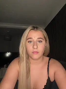 Rosienew  online show from March 19, 2026, 10:54 pm