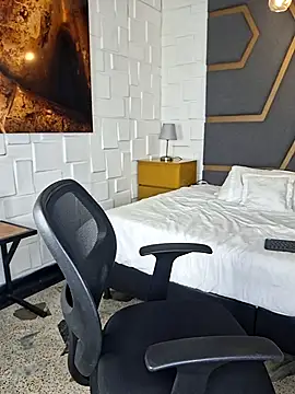 Allison Owenns online show from April 7, 2026, 5:53 am