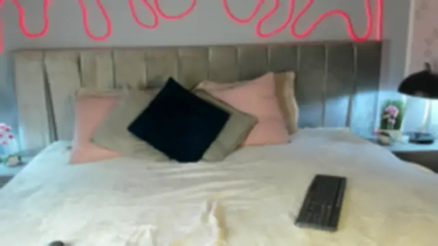 Snapshot of im_Valskin chatting on May 18, 2026, 12:21 pm im Valskin online show from May 18, 2026, 12:21 pm