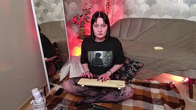 Velvet Lily online show from May 1, 2026, 8:58 pm