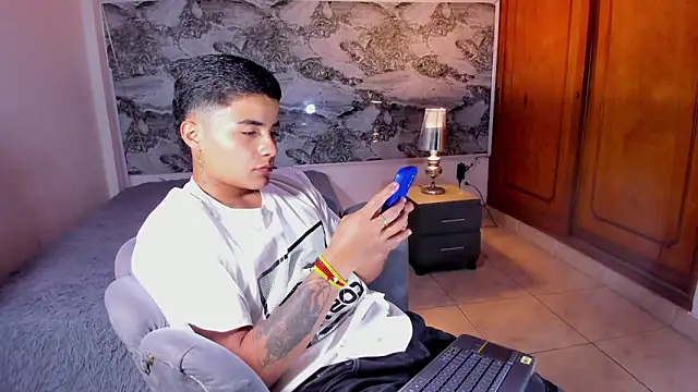 Snapshot of Liam_Dustin chatting on April 29, 2026, 9:43 pm Liam Dustin online show from April 29, 2026, 9:43 pm