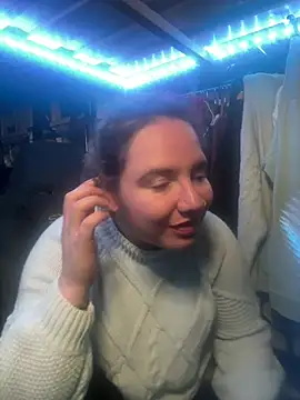 Snapshot of curvyneon chatting on April 12, 2026, 6:22 pm curvyneon online show from April 12, 2026, 6:22 pm