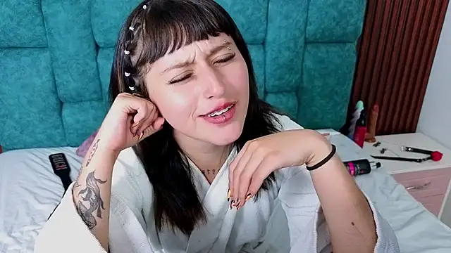 AnnieHiper online show from April 16, 2026, 9:39 pm