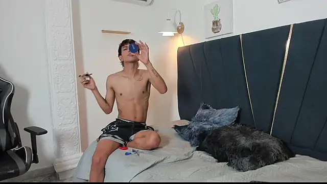 Snapshot of Enzo_love18 chatting on May 16, 2026, 3:38 am Enzo love18 online show from May 16, 2026, 3:38 am