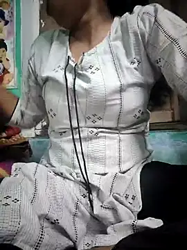 model seela online show from May 8, 2026, 5:17 pm