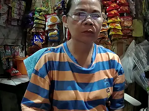 Snapshot of mommylicious_23 chatting on May 17, 2026, 11:43 am mommylicious 23 online show from May 17, 2026, 11:43 am