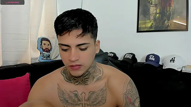 sweetlatinoboy online show from April 19, 2026, 1:01 pm