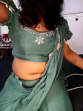 mayakapoor880 online show from April 17, 2026, 5:05 pm