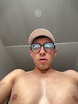 Snapshot of LeonBlazze chatting on April 9, 2026, 3:18 pm LeonBlazze online show from April 9, 2026, 3:18 pm