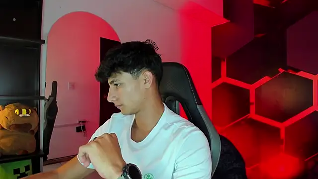 MaxiimoRomano  online show from June 24, 2026, 7:11 pm