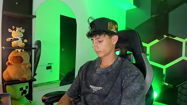 MaxiimoRomano  online show from June 29, 2026, 7:02 pm