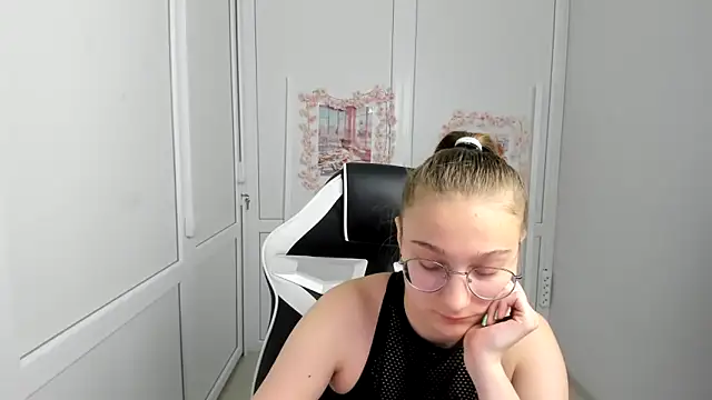Snapshot of Mia_kristal chatting on June 7, 2026, 7:35 am Mia kristal online show from June 7, 2026, 7:35 am