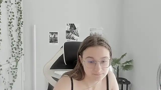Snapshot of Mia_kristal chatting on June 26, 2026, 8:42 am Mia kristal online show from June 26, 2026, 8:42 am