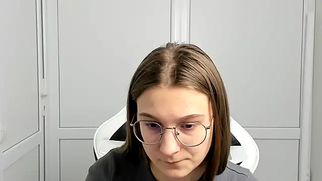 Mia kristal online show from March 22, 2026, 8:05 am