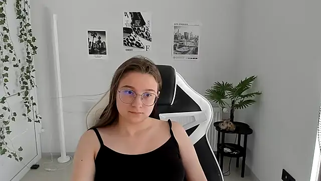 Snapshot of Mia_kristal chatting on July 17, 2026, 6:54 am Mia kristal online show from July 17, 2026, 6:54 am