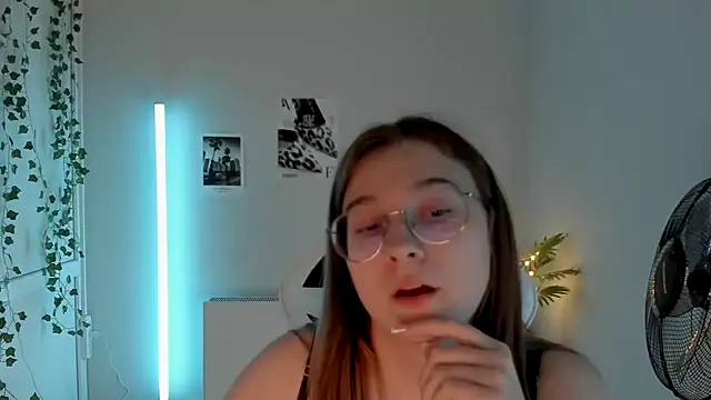 Snapshot of Mia_kristal chatting on July 13, 2026, 8:13 am Mia kristal online show from July 13, 2026, 8:13 am