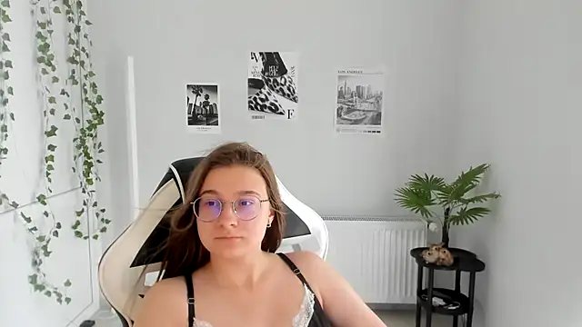 Snapshot of Mia_kristal chatting on July 19, 2026, 7:50 am Mia kristal online show from July 19, 2026, 7:50 am