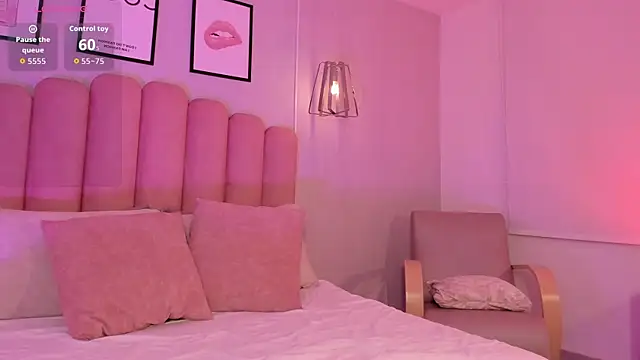 Snapshot of violeta_hills_ chatting on July 30, 2026, 3:33 pm violeta hills online show from July 30, 2026, 3:33 pm