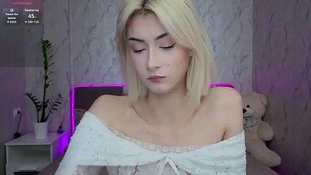 kittysocutie online show from May 11, 2026, 12:12 am