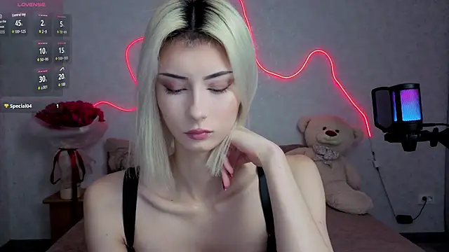 kittysocutie online show from June 24, 2026, 1:26 am