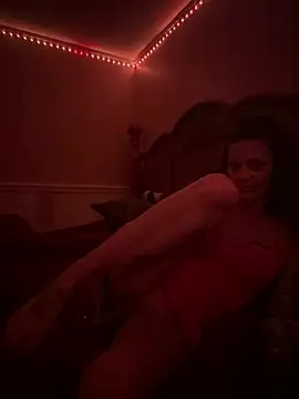 Snapshot of MaKeItWeT4200 chatting on April 3, 2026, 6:31 am MaKeItWeT4200 online show from April 3, 2026, 6:31 am