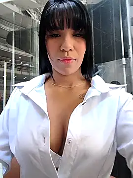 Snapshot of MonserratJons01 chatting on May 1, 2026, 3:28 pm MonserratJons01 online show from May 1, 2026, 3:28 pm