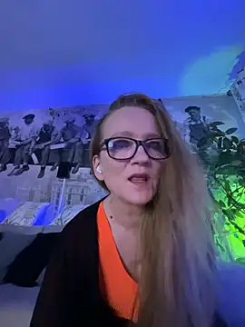 Snapshot of LizzieZ1975 chatting on May 23, 2026, 8:30 pm LizzieZ1975 online show from May 23, 2026, 8:30 pm
