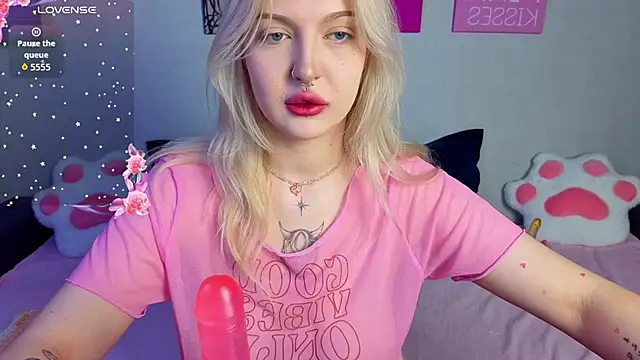 Snapshot of BlondieSummer chatting on August 8, 2026, 6:26 pm BlondieSummer online show from August 8, 2026, 6:26 pm
