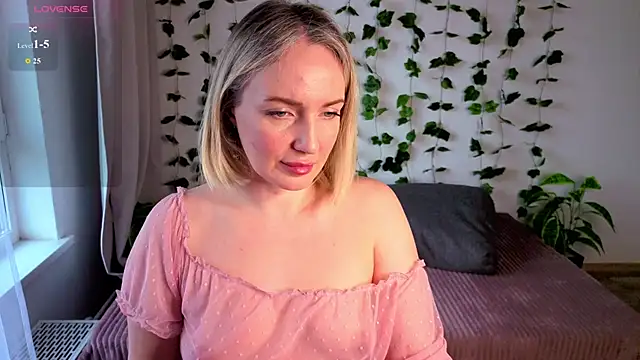 MonikFoxi online show from May 4, 2026, 4:27 am