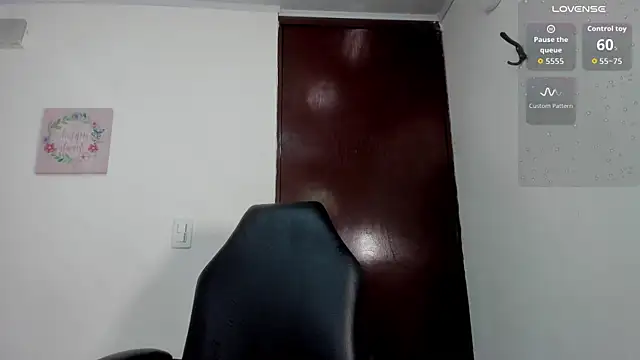 Snapshot of mia_rouxx1 chatting on May 14, 2026, 4:53 am mia rouxx1 online show from May 14, 2026, 4:53 am