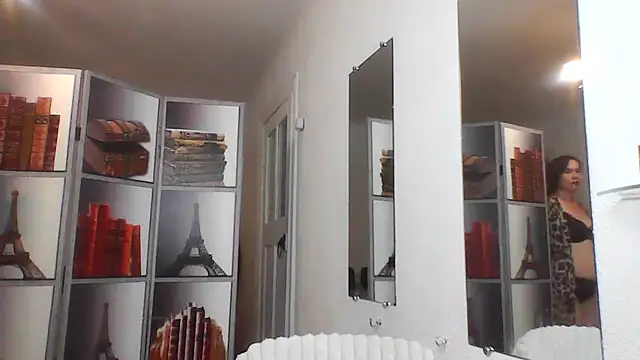 Snapshot of Selena_Moo chatting on August 9, 2026, 8:31 am Selena Moo online show from August 9, 2026, 8:31 am